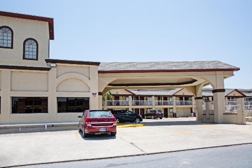 OYO Hotel McAllen Airport South - image 22