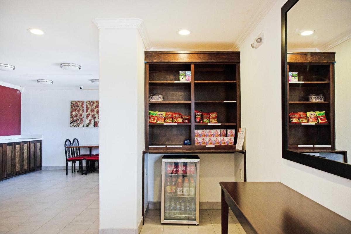 OYO Hotel McAllen Airport South - image 3