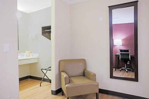 OYO Hotel McAllen Airport South - image 9