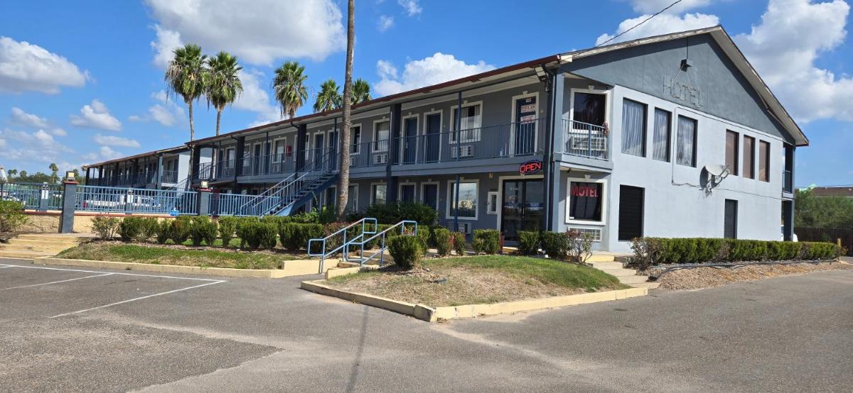 Deluxe Inn Airport - main image