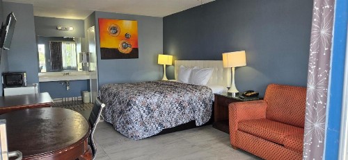 Deluxe Inn Airport - image 2