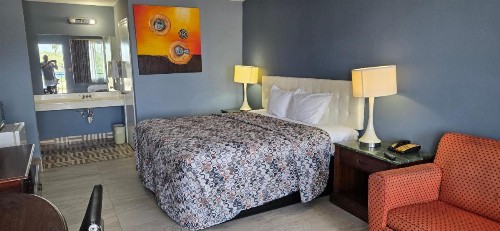 Deluxe Inn Airport - image 4