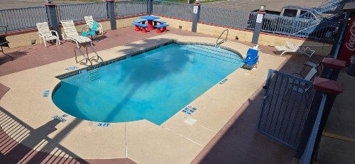 Deluxe Inn Airport - image 6