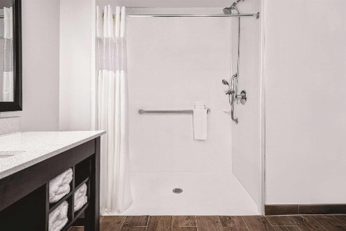 La Quinta by Wyndham McAllen Convention Center - image 11