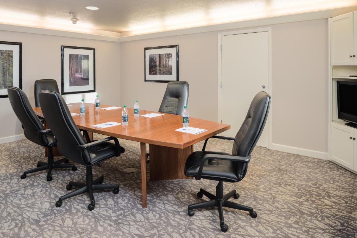 Holiday Inn Express Hotel & Suites Arcata/Eureka-Airport Area an IHG Hotel - image 3