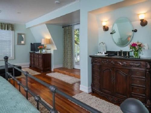 SeaGlass Inn Bed and Breakfast - image 8
