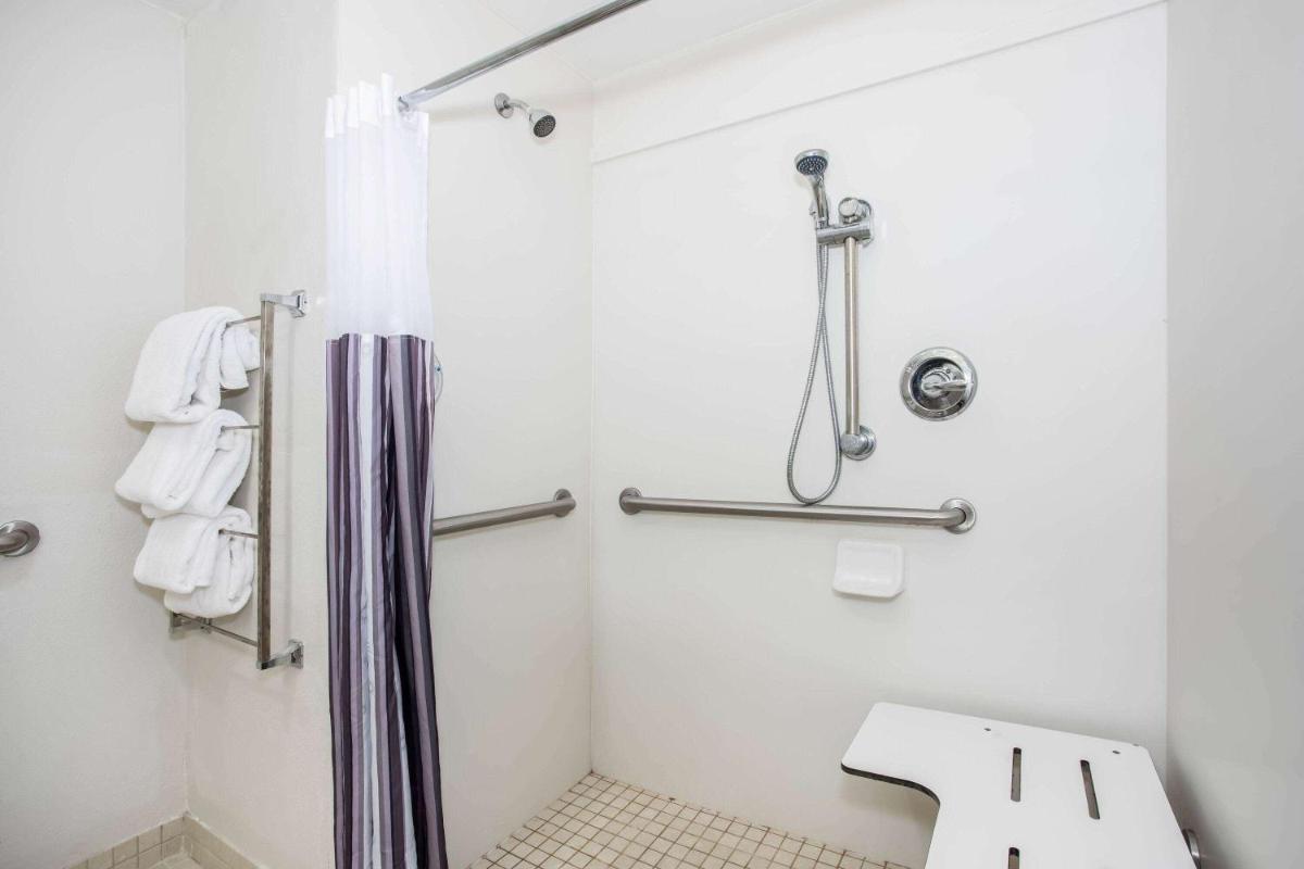La Quinta by Wyndham Melbourne Viera - image 4