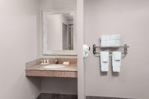 Days Inn by Wyndham Melbourne - image 12