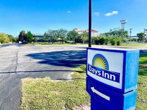 Days Inn by Wyndham Melbourne - image 14