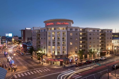 Hampton Inn & Suites Memphis-Beale Street - image 2