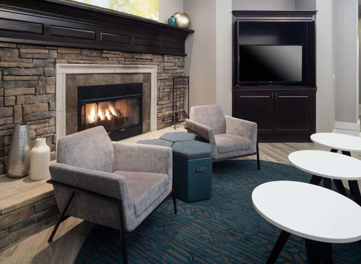 Hampton Inn & Suites Memphis-Beale Street - image 4