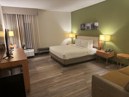 Express Inn - image 13