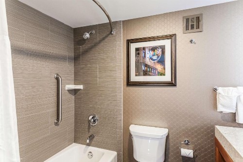 DoubleTree by Hilton Memphis - image 9