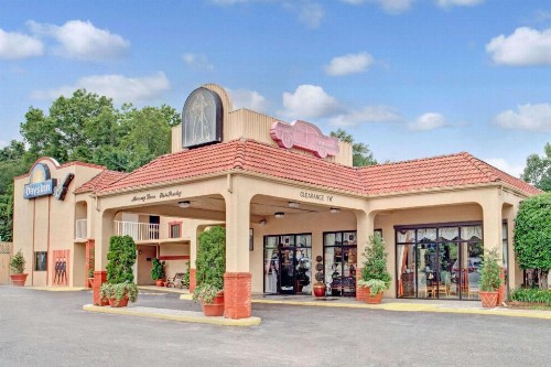 Days Inn by Wyndham Memphis at Graceland - image 13