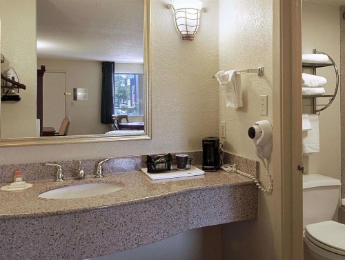 Days Inn by Wyndham Memphis at Graceland - image 28