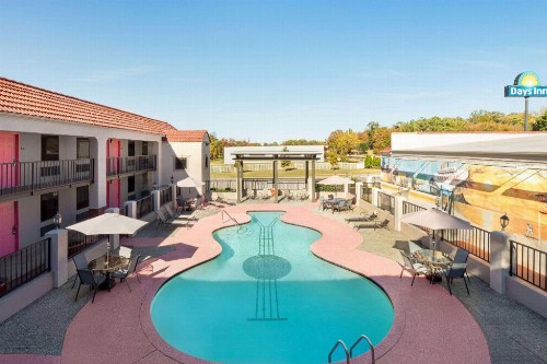 Days Inn by Wyndham Memphis at Graceland - image 3