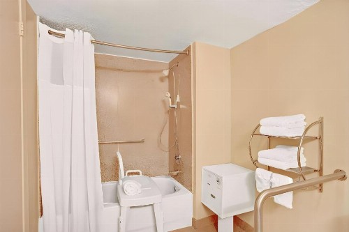 Days Inn by Wyndham Memphis at Graceland - image 46