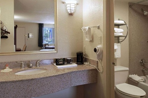 Days Inn by Wyndham Memphis at Graceland - image 49