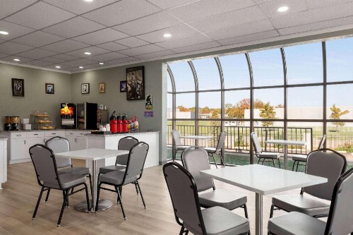 Days Inn by Wyndham Memphis at Graceland - image 5
