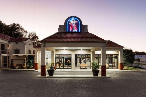 Days Inn by Wyndham Memphis at Graceland - image 9