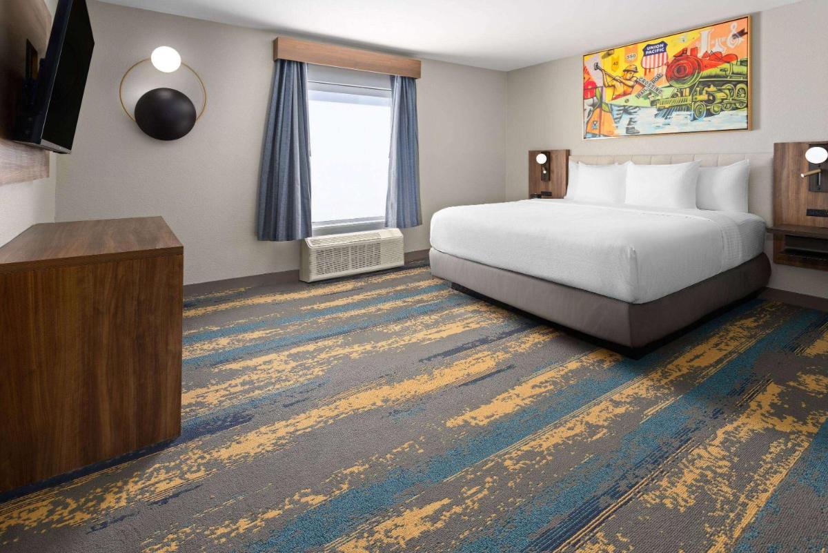 Quality Suites I-240 East-Airport - image 2