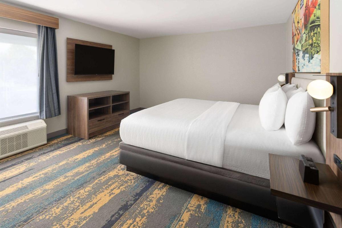 Quality Suites I-240 East-Airport - image 3