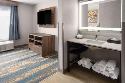 Quality Suites I-240 East-Airport - image 32