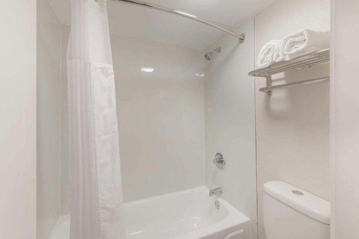 Super 8 by Wyndham Memphis/Dwtn/Graceland Area - image 2