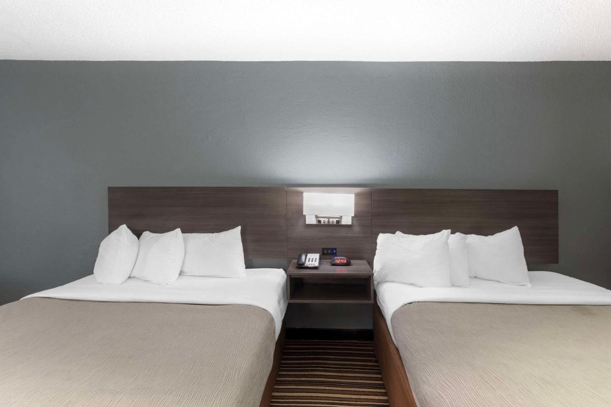 Super 8 by Wyndham Memphis/Dwtn/Graceland Area - image 3