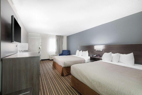 Super 8 by Wyndham Memphis/Dwtn/Graceland Area - image 4