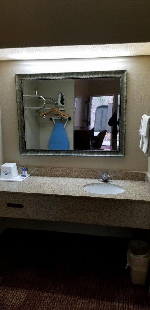 Americas Best Value Inn I-240 - image 3