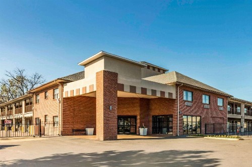 Quality Inn Airport I-240 - image 1
