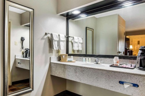 Quality Inn Airport I-240 - image 21