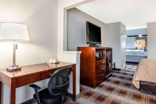 Quality Inn Airport I-240 - image 4
