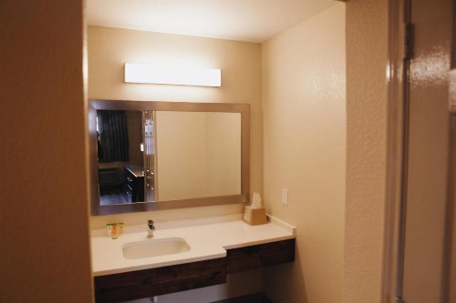 Budgetel Inn & Suites Memphis - image 22
