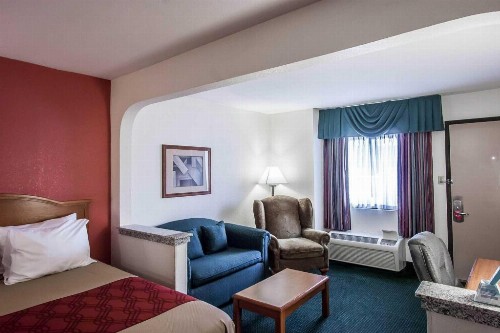 Econo Lodge Inn & Suites Memphis - image 21