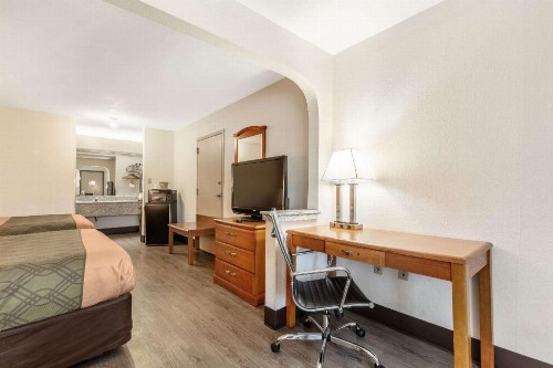 Econo Lodge Inn & Suites Memphis - image 22