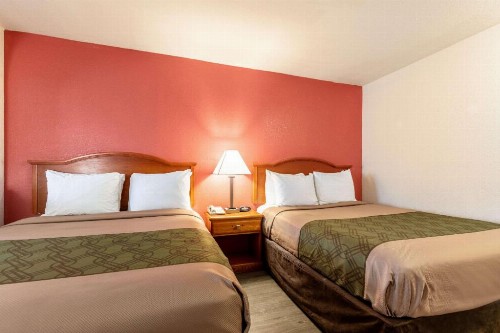 Econo Lodge Inn & Suites Memphis - image 26
