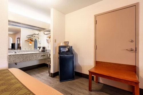 Econo Lodge Inn & Suites Memphis - image 27