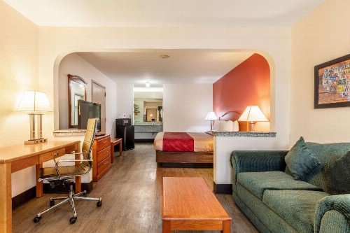 Econo Lodge Inn & Suites Memphis - image 31