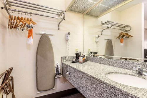 Econo Lodge Inn & Suites Memphis - image 32