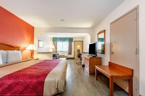 Econo Lodge Inn & Suites Memphis - image 34