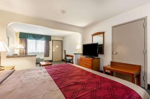 Econo Lodge Inn & Suites Memphis - image 37
