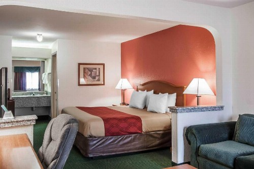 Econo Lodge Inn & Suites Memphis - image 38