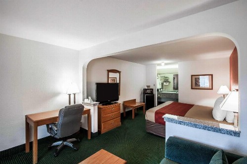 Econo Lodge Inn & Suites Memphis - image 39