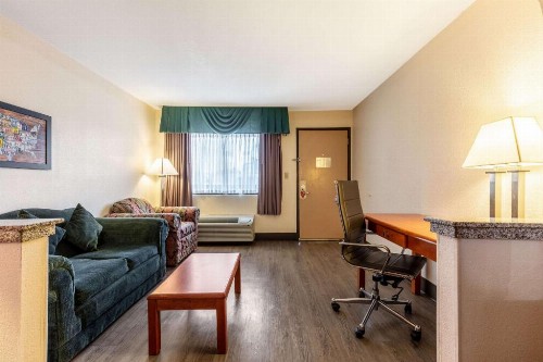 Econo Lodge Inn & Suites Memphis - image 42