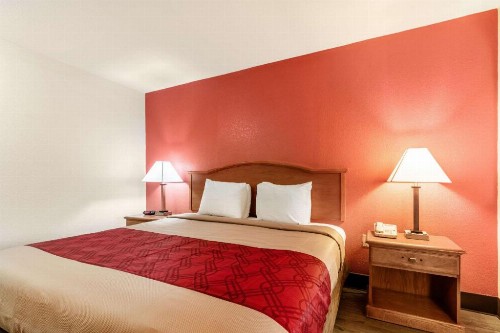 Econo Lodge Inn & Suites Memphis - image 43