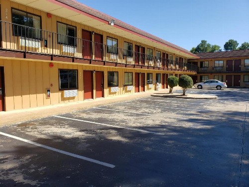Super 7 Inn - image 10