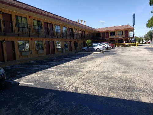 Super 7 Inn - image 11