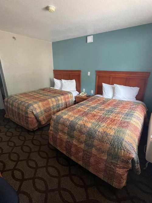 Super 7 Inn - image 15